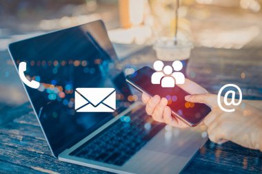 Bizimle ya da müşteri destek hattıyla iletişime geçin. İş adamı dizüstü bilgisayar kullanıyor (e- posta, telefon, e- posta simgeleri).