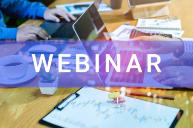 İş adamı ve ekip Webinar E-business Browsing Connection ve online online teknoloji web yayını konsepti, iş konsepti