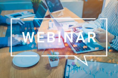 İş adamı ve ekip Webinar E-business Browsing Connection ve online online teknoloji web yayını konsepti, iş konsepti