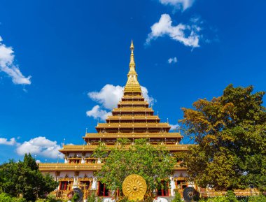 Khon Kaen / Tayland - 29 Mayıs 2020: Phra Mahathat Kaen Nakhon, Wat Nong Wang ile Khon Kaen şehri Tayland 'da mavi gökyüzü ve bulutlarla güzel bir gün.