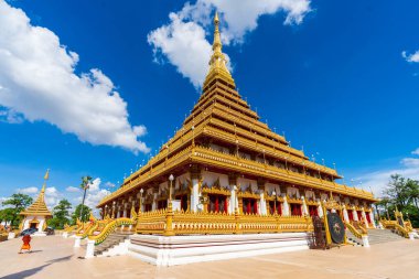 Khon Kaen / Tayland - 29 Mayıs 2020: Phra Mahathat Kaen Nakhon, Wat Nong Wang ile Khon Kaen şehri Tayland 'da mavi gökyüzü ve bulutlarla güzel bir gün.
