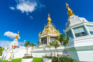 Khon Kaen 'de mavi gökyüzü ve bulutlarla dolu güzel bir gün Wat Thung Setthi tapınağında Khonkaen, Tayland.
