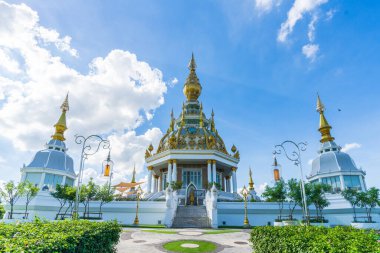 Khon Kaen 'de mavi gökyüzü ve bulutlarla dolu güzel bir gün Wat Thung Setthi tapınağında Khonkaen, Tayland.