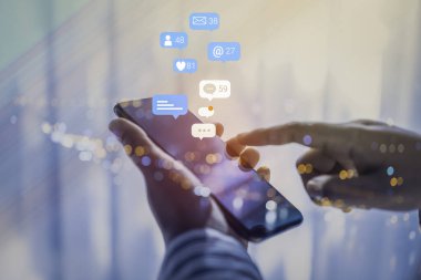 Cep telefonunda sosyal medya pazarlama kavramını kullanan kadın eli, uyarı simgeleri, mesaj, yorum ve cep telefonu ekranının üstündeki yıldız gibi.