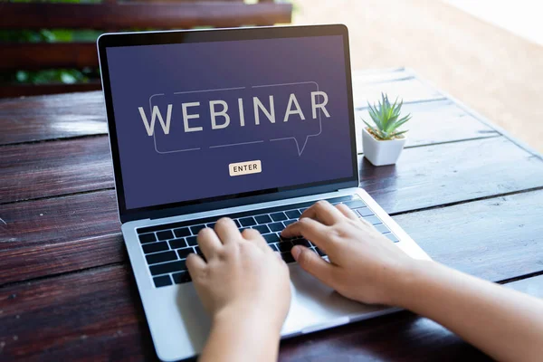 Pessoa Usando Computador Portátil Para Webinars Treinamento Online Conexão Navegação — Fotografia de Stock