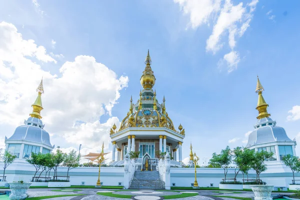 Khon Kaen 'de mavi gökyüzü ve bulutlarla dolu güzel bir gün Wat Thung Setthi tapınağında Khonkaen, Tayland.