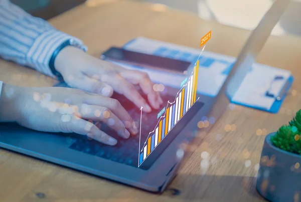 İş analizleri ve finansal konsept, iş büyümesini artırma planları ve 2021 yılında dijital dizüstü bilgisayarın üzerinde yüzen pozitif büyüme göstergelerinde artış.