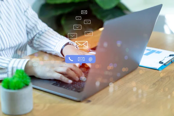 Bizimle ya da müşteri destek hattıyla iletişime geçin. İş adamı dizüstü bilgisayar kullanıyor (e- posta, telefon, e- posta simgeleri).