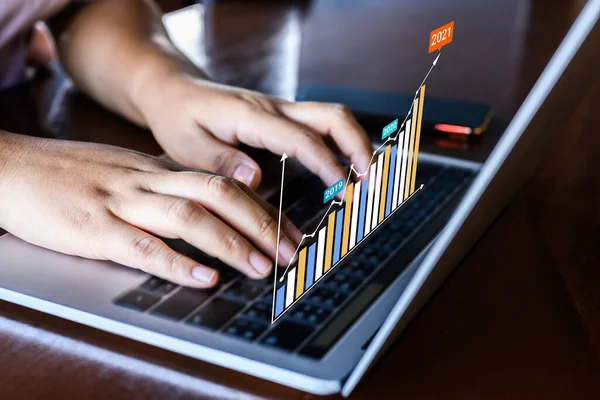 İş adamı veri analizi ve istatistik bilgi teknolojisi olan bir dizüstü bilgisayar kullanıyor..