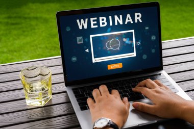 Çevrimiçi eğitim ağları için dizüstü bilgisayar kullanan biri. E-öğrenme tarayıcı bağlantısı ve çevrimiçi teknoloji web yayını konsepti. Ekranda kırpma yolu olan dizüstü bilgisayar modeli.