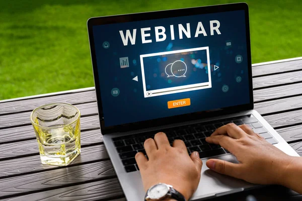 Çevrimiçi eğitim ağları için dizüstü bilgisayar kullanan biri. E-öğrenme tarayıcı bağlantısı ve çevrimiçi teknoloji web yayını konsepti. Ekranda kırpma yolu olan dizüstü bilgisayar modeli.