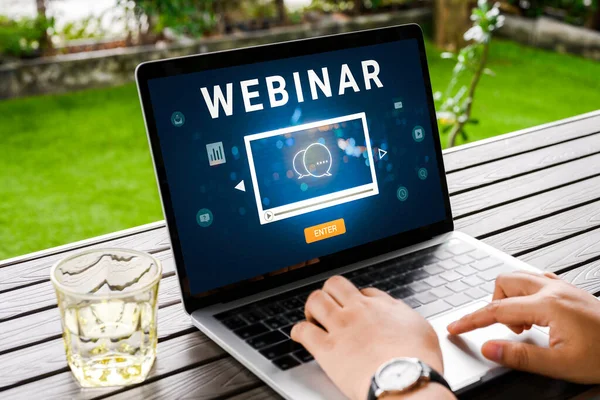 Çevrimiçi eğitim ağları için dizüstü bilgisayar kullanan biri. E-öğrenme tarayıcı bağlantısı ve çevrimiçi teknoloji web yayını konsepti. Ekranda kırpma yolu olan dizüstü bilgisayar modeli.