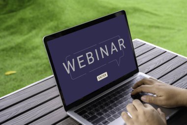 Çevrimiçi eğitim ağları için dizüstü bilgisayar kullanan biri. E-öğrenme tarayıcı bağlantısı ve çevrimiçi teknoloji web yayını konsepti. Ekranda kırpma yolu olan dizüstü bilgisayar modeli.