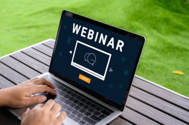 Çevrimiçi eğitim ağları için dizüstü bilgisayar kullanan biri. E-öğrenme tarayıcı bağlantısı ve çevrimiçi teknoloji web yayını konsepti. Ekranda kırpma yolu olan dizüstü bilgisayar modeli.