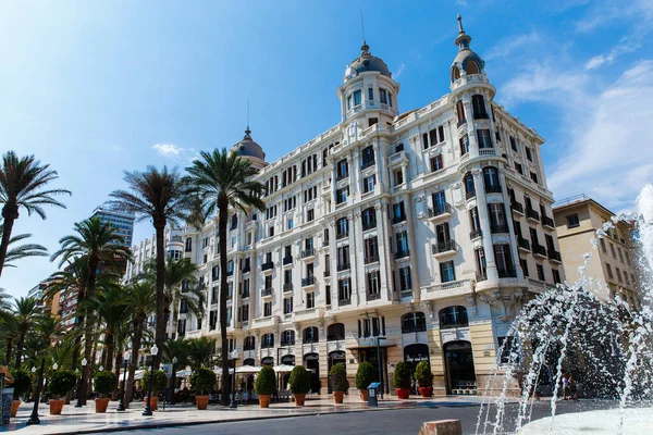 Alicante 'deki Edificio Carbonell binası. Bu Alicante 'deki en önemli ve dikkat çekici binalardan biridir. Ortak Valenciana, İspanya