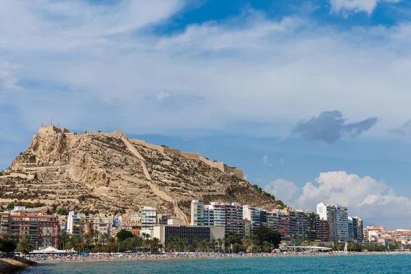 Arka planda Santa Barbara Kalesi olan Alicante 'deki sahil hattı. Alicante İspanya 'nın en büyük turistik yerlerinden biridir..