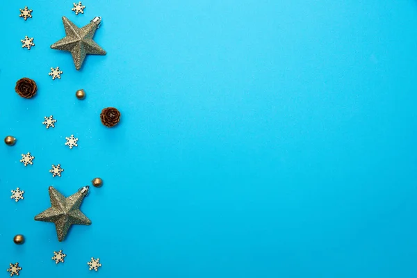 Noel tatili geçmişi. Noel ve yeni yıl tatili için şenlikli kompozisyon. Mavi arkaplanda fotokopi alanı olan Noel dekorasyonları.