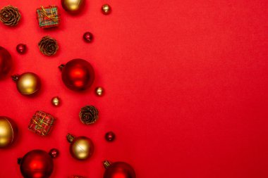 Noel tatili geçmişi. Noel ve yeni yıl tatili için şenlikli kompozisyon. Kırmızı arkaplanda fotokopi alanı olan Noel dekorasyonları.