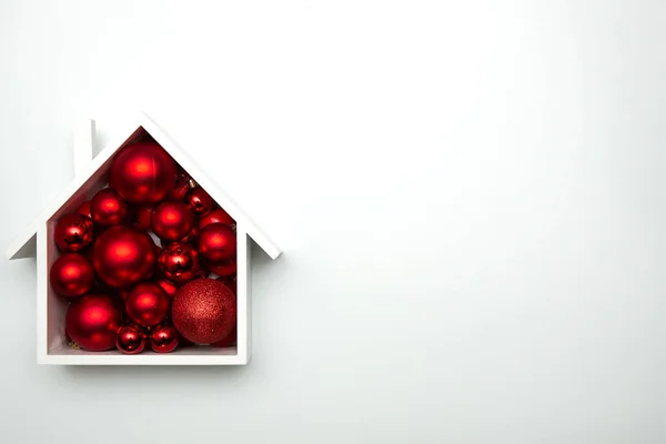 Noel ağacı takılarıyla dolu bir evin Noel arkaplanı. Beyaz arka planda şenlikli Noel kartı tasarımı. Kopya alanı olan Noel ve Yeni Yıl dekorasyonları.