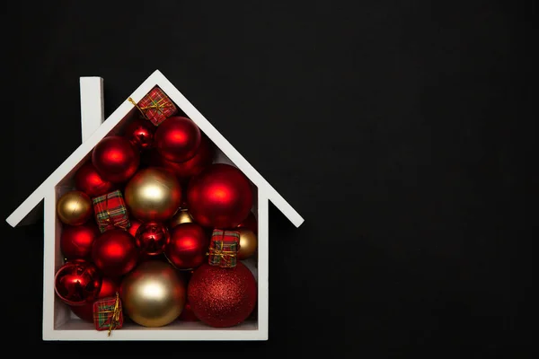 Noel ağacı takılarıyla dolu bir evin Noel arkaplanı. Siyah arka planda şenlikli Noel kartı tasarımı. Kopya alanı olan Noel ve Yeni Yıl dekorasyonları.