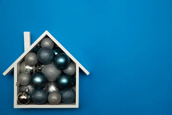 Fond de Noël de maison de fête avec des boules d'arbre de Noël. Conception de carte de Noël avec décoration festive sur fond bleu. Décorations de Noël et du Nouvel An avec espace de copie. — Photo