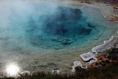 Wyoming, ABD 'deki Yellowstone Ulusal Parkı' nda çok sıcak bir asit göleti.