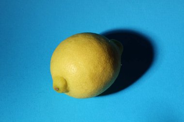 Mavi arka planda sarı bir limon