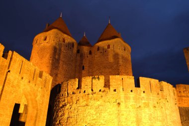 Ortaçağ şehri Carcassonne 'un gece surları