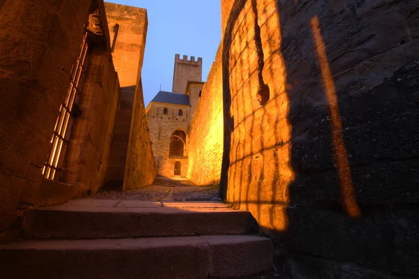 Camino Cubierto Con Una Puerta Ciudad Medieval Carcasona Por Noche — Foto de Stock