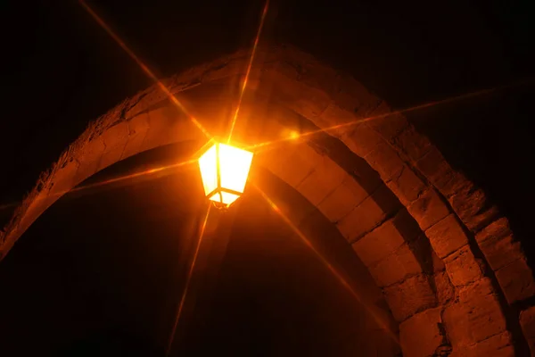 Uma Lanterna Entrada Cidade Medieval Carcassonne Noite — Fotografia de Stock