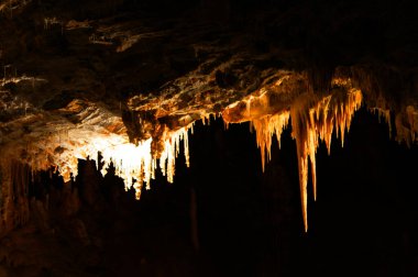 Fransa 'nın Aude şehrinde Cabrespine uçurumundaki sarkıtlar