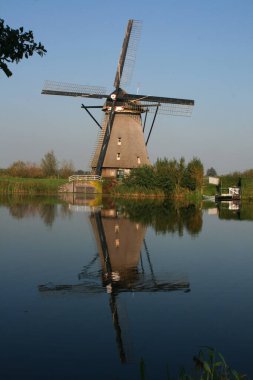 Hollanda 'da anaokulunda bir rüzgar değirmeni var.