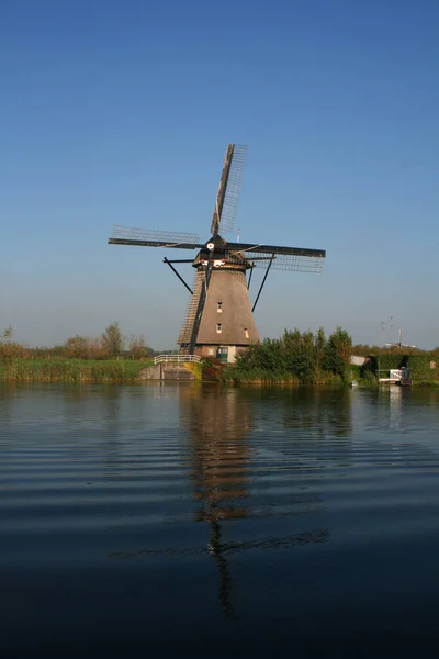 Eine Windmühle Einem Fluss Kinderdijk Elshout Den Niederlanden — Stockfoto