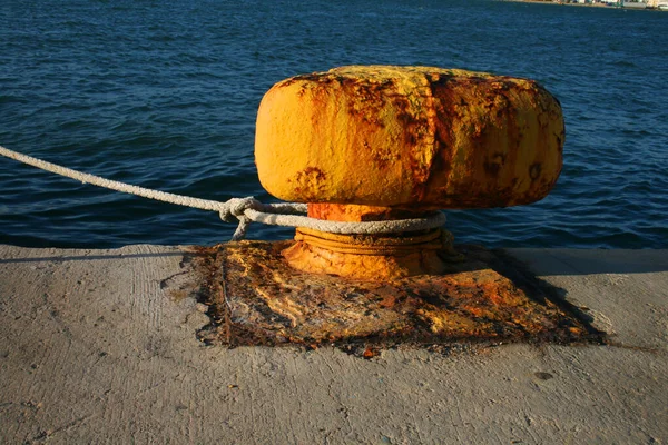 Yunanistan 'da deniz kenarında halatı olan bir demirleme direği.