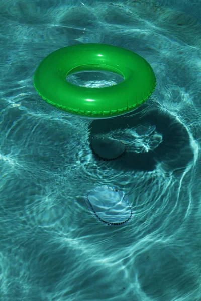 Uma Bóia Verde Para Crianças Uma Piscina — Fotografia de Stock