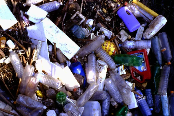 塑料废物对河水的严重污染 — 图库照片