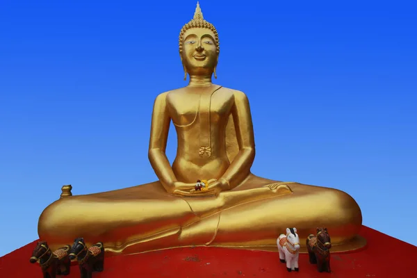 Eine Große Goldene Buddha Statue Mit Opfergaben Seinen Füßen — Stockfoto