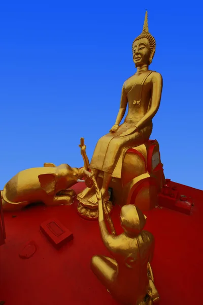 Ένα Άγαλμα Ενός Χρυσού Βούδα Ένα Χρυσό Ελέφαντα Και Μουσικό — Φωτογραφία Αρχείου