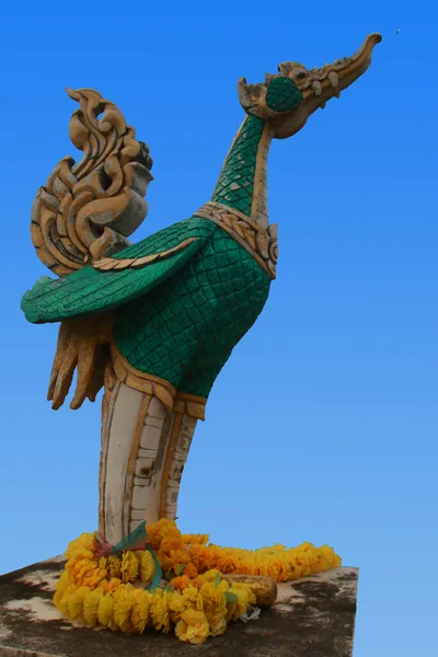 Eine Riesige Goldene Und Grüne Statue Eines Heiligen Vogels Thailand — Stockfoto