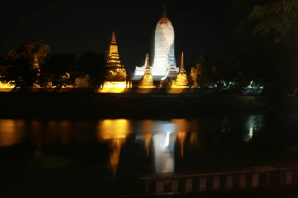 Ett Thai Tempel Natten Med Sin Spegelbild Flod — Stockfoto