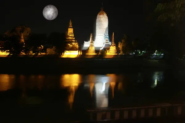 Ett Thai Tempel Natten Med Sin Spegelbild Flod Med Månen — Stockfoto