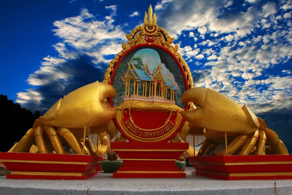Altın Yengecin Iki Pençesiyle Çevrili Bir Tapınak Heykeli — Stok fotoğraf