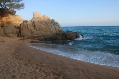 İspanya 'da Akdeniz kıyısında granit kıyılar