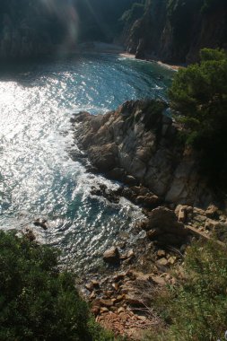 İspanya 'da Akdeniz' de dalgalı granit bir koy.