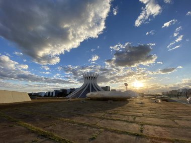 Brezilya 'da gün batımında Brasilia Katedrali