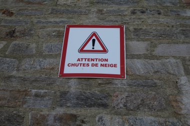 Pireneler 'de kar yağışı riskini haber veren bir tabela.