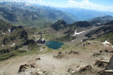 Bir teleferik kabini Fransa 'da Pireneler' deki Piknik du Midi 'ye gidiyor.