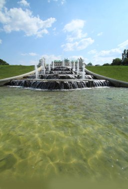 Avusturya, Viyana 'daki Shoonbrun şatosunun bahçesinde bir çeşme.