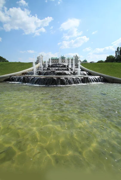 Avusturya, Viyana 'daki Shoonbrun şatosunun bahçesinde bir çeşme.