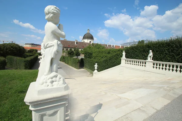Una Estatua Niño Los Jardines Del Castillo Schoonbrun Viena Austria —  Fotos de Stock